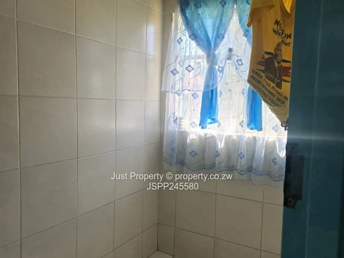 Bright 5-Bed Family Home with Garden & Secure Wall, Katanga (Sole Mandate)