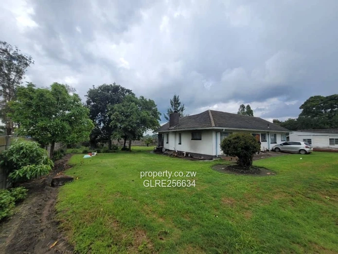 Spacious Hatfield 3-Bed on 900m² — Solar, Garden & Fitted Kitchen