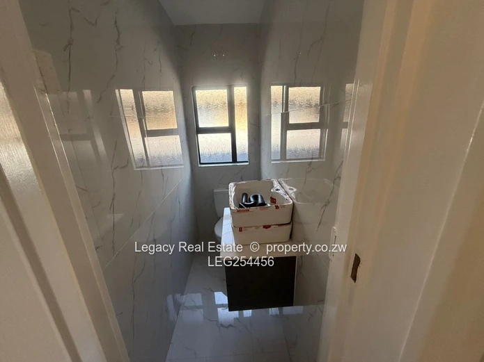 Tynwald 3-Bed: Tiled Living, Fitted Kitchen & Walk-in Closet (Sole Mandate)