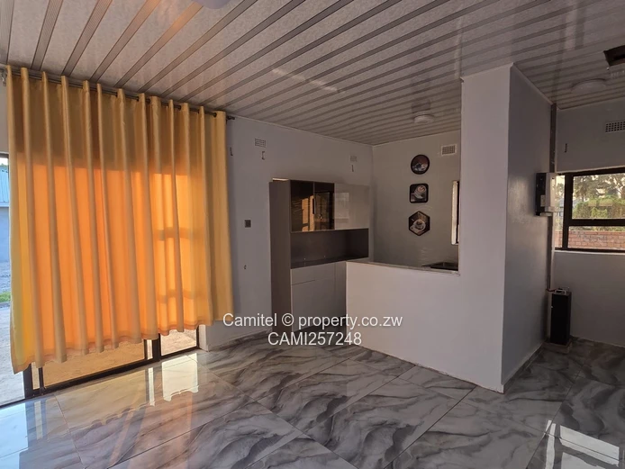 Sunlit 2-Bed Cottage Arlington — 2000m² Plot + Borehole