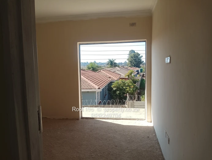 FOR SALE ASHDOWN PARK NEWLY BUILT 2 Bed GARDEN FLAT