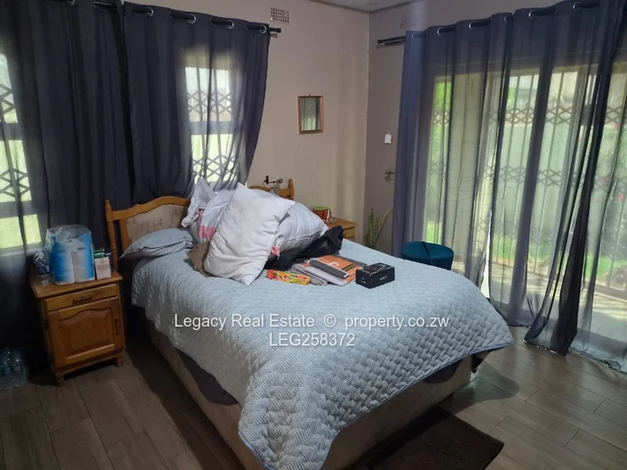 Ashdown Park 4-Bed Walled House with Garage & Fitted Kitchen