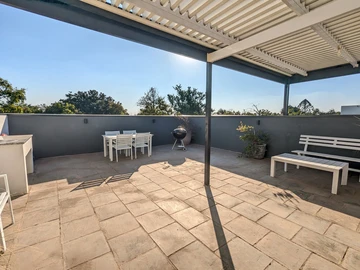 2 Bedroom Flat & Apartment