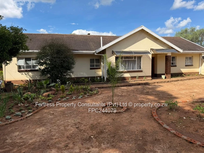 Matsheumhlope 3-Bed Home with Garden & Staff Quarters