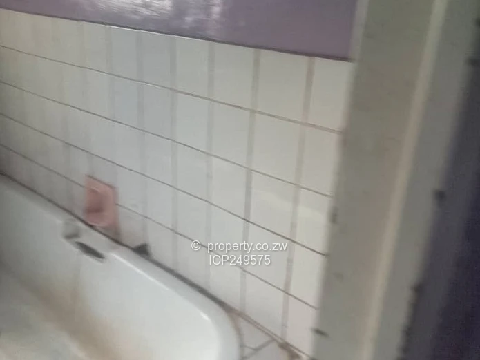 Zengeza 2 Chitungwiza 4 bedroom house for 40K