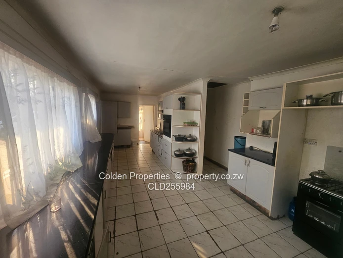 Highlands 5-Bed Townhouse on 3850m² with Borehole & Tanks