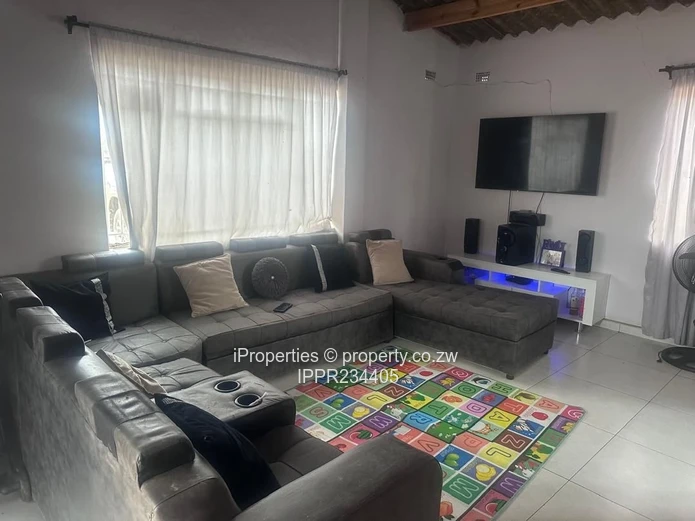 Neat 3-Bedroom Home in Stoneridge (200sqm)