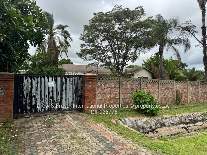 Cotswold Hills Mabelreign 3 beds House with a bedsitter cottage for sale $150k