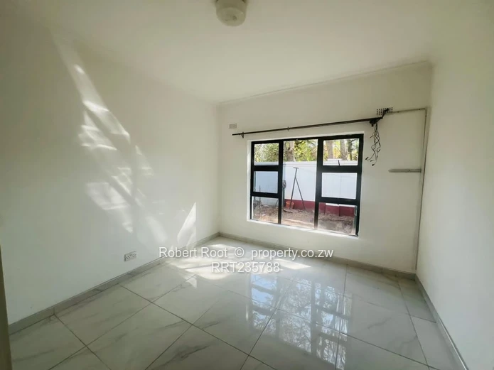 4 bed flat in Greendale