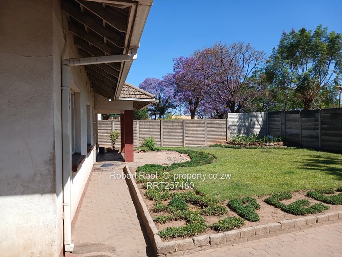 Houghton Park 3-Bed Bungalow — Walled, Paved & Staff Quarters (Sole Mandate)