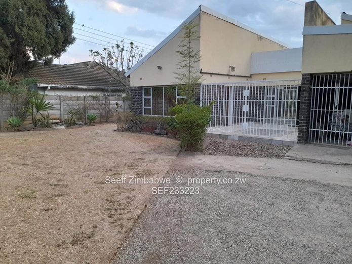 Avondale West Gem: Spacious Family Living with Cottage and Abundant Water Supply!