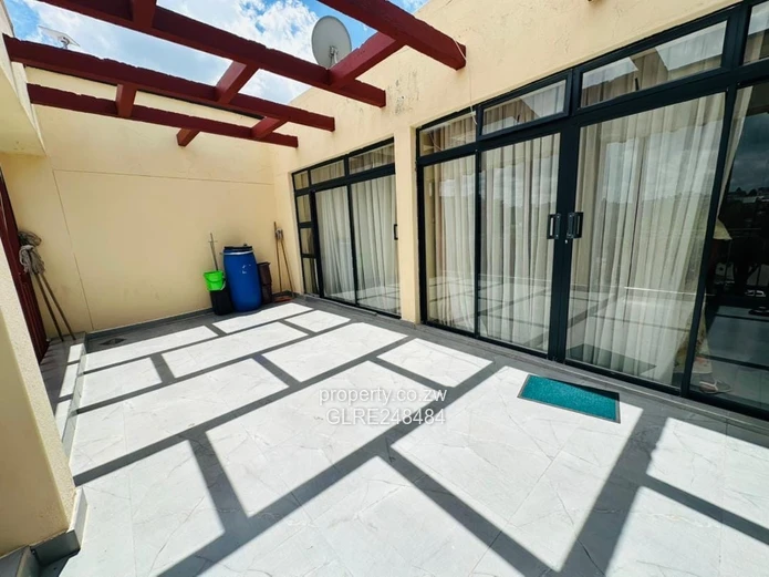 Sunlit 2-Bed Avenues Flat with Verandah & Solar