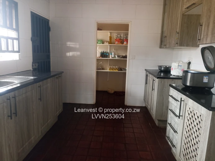 Vainona: 3-Bed Home on 4000m² with Pool & Borehole