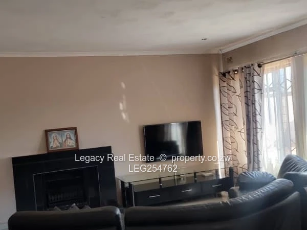 3-Bed Westgate Flat – Tiled, Built-ins & Bar (Sole Mandate)