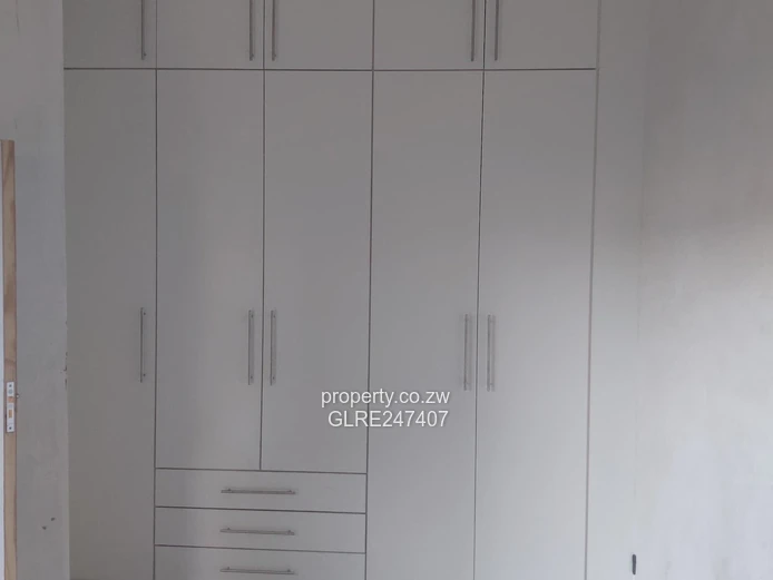 Near-finished 5BR Carrick Creagh Home — Borehole, 1000m²
