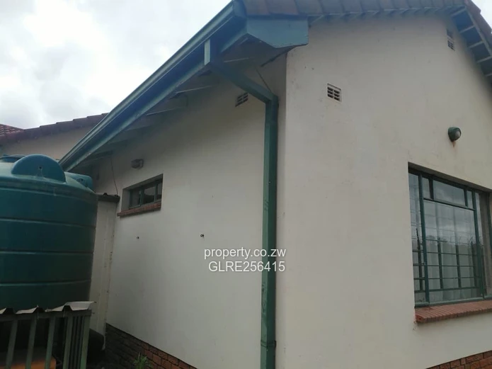 Bright 3-Bed Flat in Greendale North — Walled, Water Tank