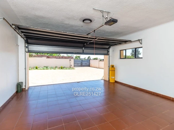 Elegant 4-Bed Gletwin Park Home — 2800m² with Solar