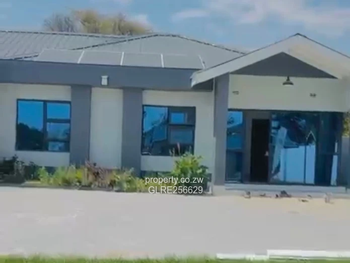 Modern glass-front 4-bed flat in Hatfield with borehole