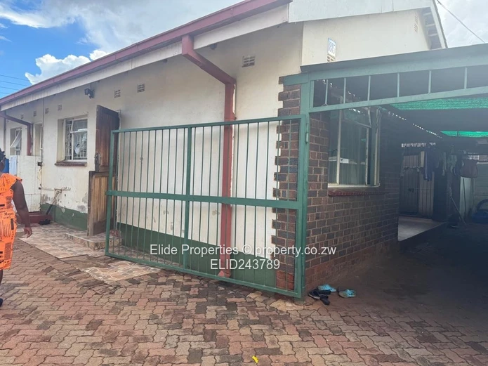 House for Sale in Budiriro 1,Harare  5 bedrooms main ensuite, dining , lounge, fitted kitchen, seper (Sole Mandate)