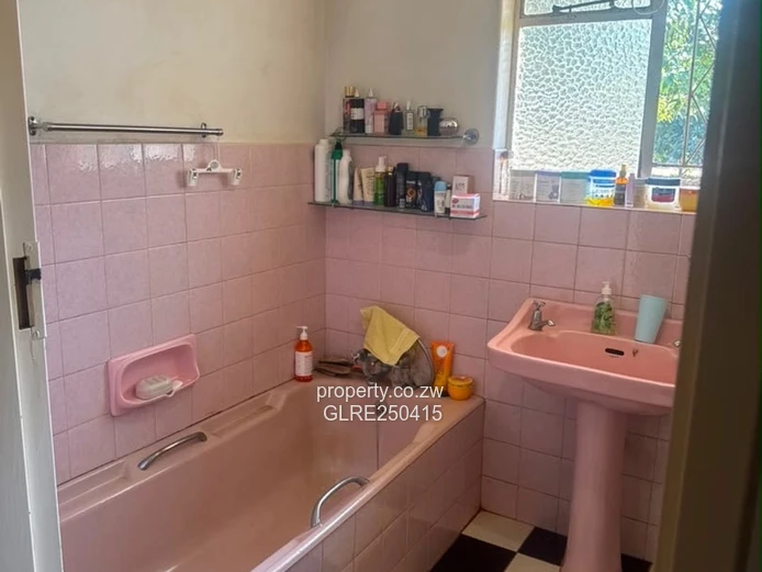 Vainona 4-Bed Family Home on 4789m² with Borehole & Solar