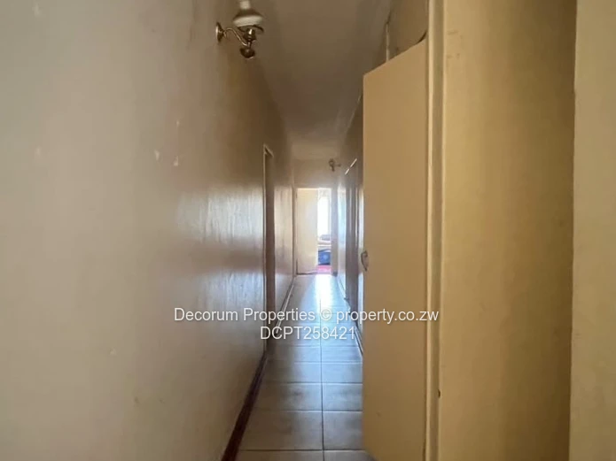 Spacious 4-Bed Vainona Home with Large Garden & Solar