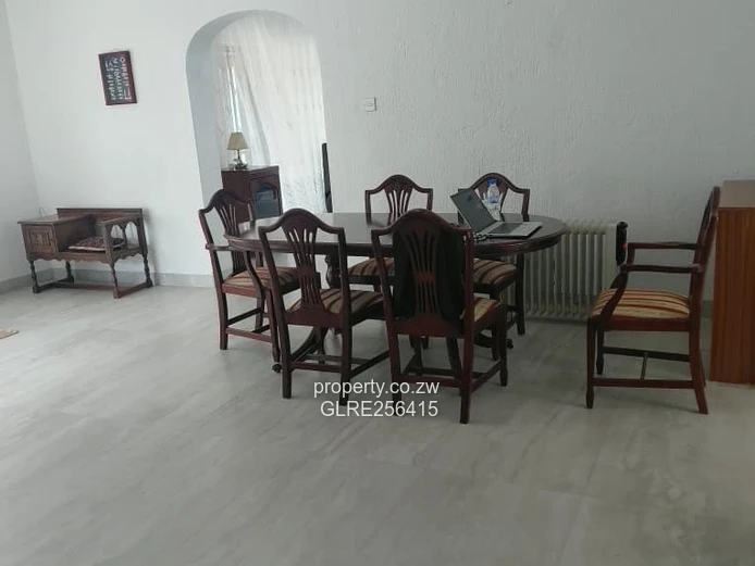 Bright 3-Bed Flat in Greendale North — Walled, Water Tank