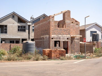 2 Bedroom Flat & Apartment