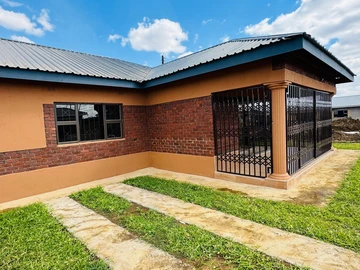 Modern 3 bed Garden Flat in Daylesford-Gweru