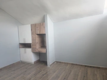 4 Bedroom Flat & Apartment