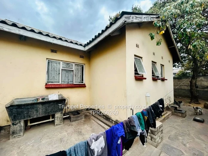 Glen Norah 3-Bed: Walled Home with Garage & Verandah