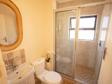 2 Bedroom Flat & Apartment