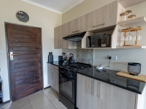 2 Bedroom Flat & Apartment