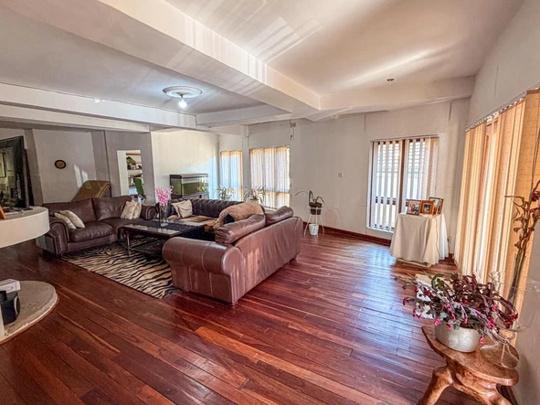 6 Bedroom House