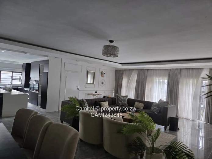 Stylish 4-Bed Ashdown Park: Island Kitchen, Borehole