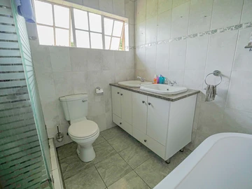 3 Bedroom Flat & Apartment