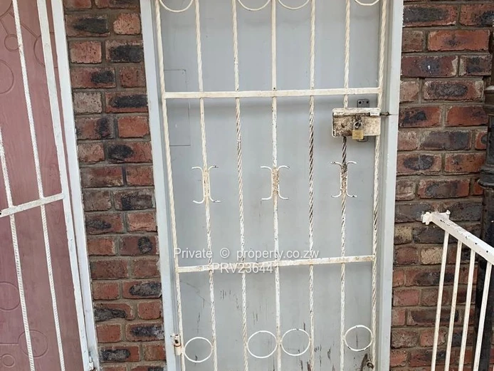 Beautiful and neat 2bed flat in Mufakose , Mukonono Rd. All floors are tiled .