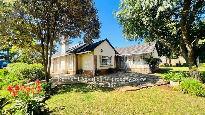 Family home on 4900 sqm of land with good water  (Sole Mandate)