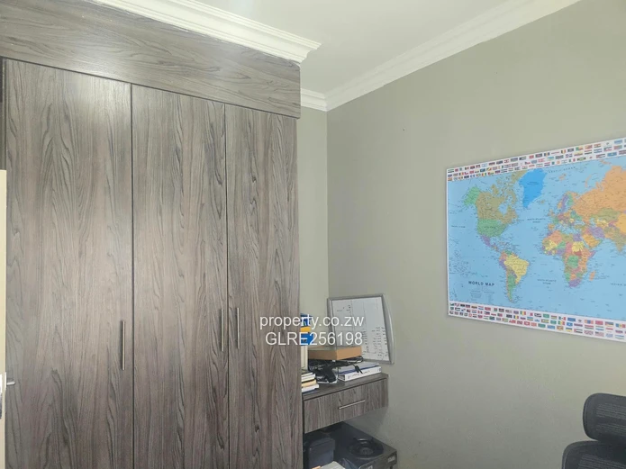 Sunlit 2-Bed, 2-Bath Newlands Flat with Borehole