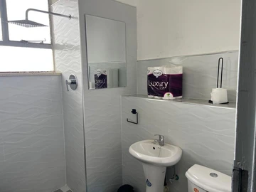 2 Bedroom Flat & Apartment