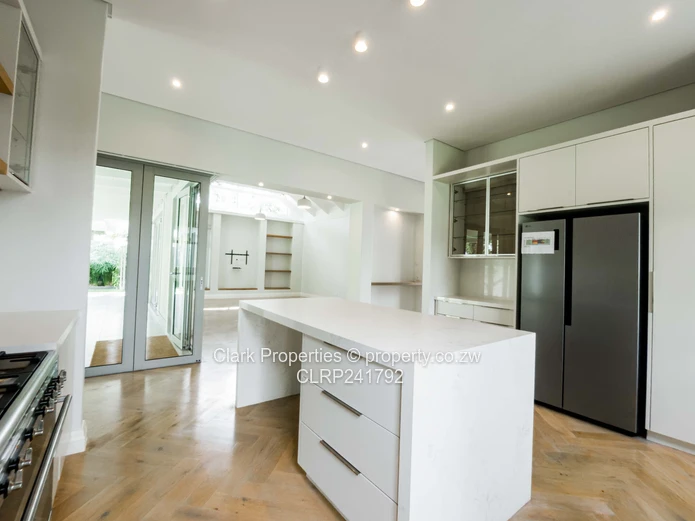 Refined Off-Grid Living in an Exclusive, Upmarket Complex!