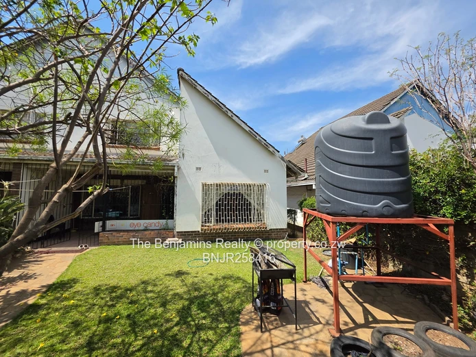 2-Bed Garden Flat in Strathaven — Garage & Tank