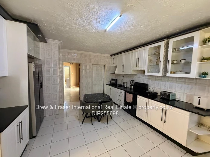 Westgate 4-bed: Spacious Tiled Kitchen, Dining & Borehole