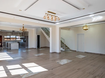 5 Bedroom Flat & Apartment