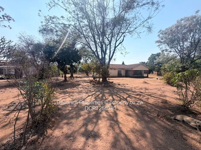 Norton: 4-Bed Walled Home on 2000m² with Fireplace (Sole Mandate)