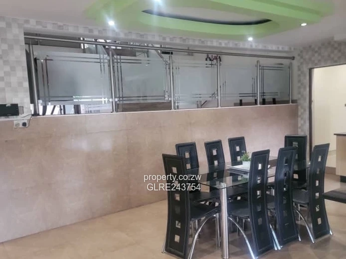 Elegant 6-Bed Pomona Home on 1900 m2 with Borehole