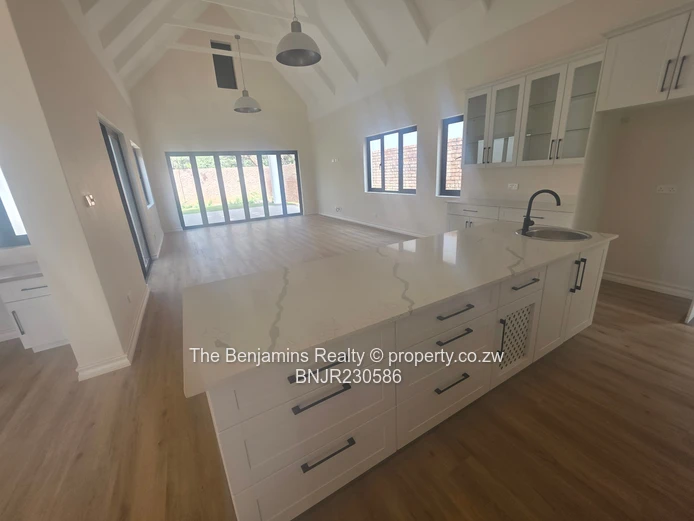 Up Market Townhouse In Pomona/Borrowdale