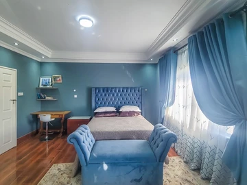 6 Bedroom House