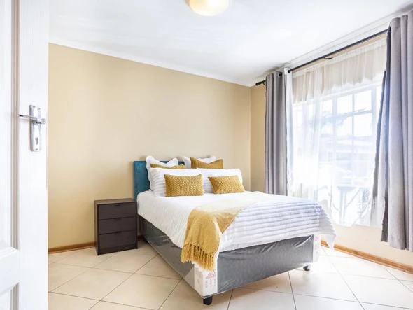 2 Bedroom Flat & Apartment