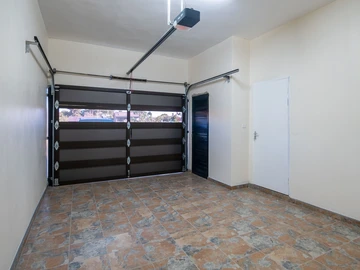 5 Bedroom Flat & Apartment