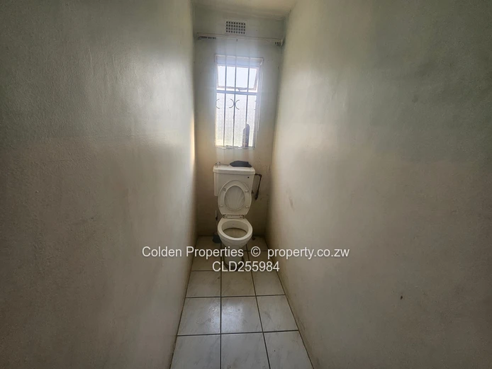 Highlands 5-Bed Townhouse on 3850m² with Borehole & Tanks